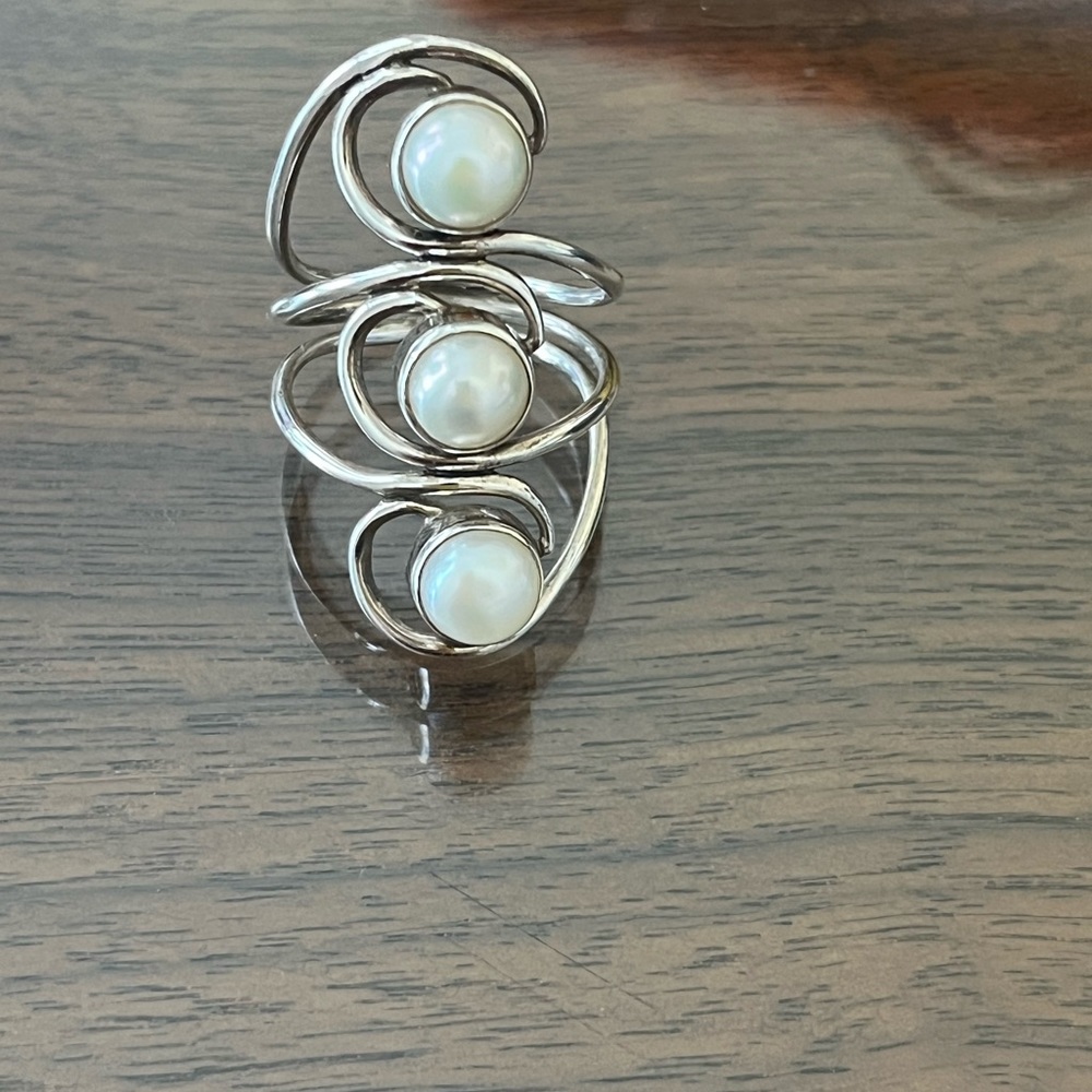 Sterling silver and pearl ring.